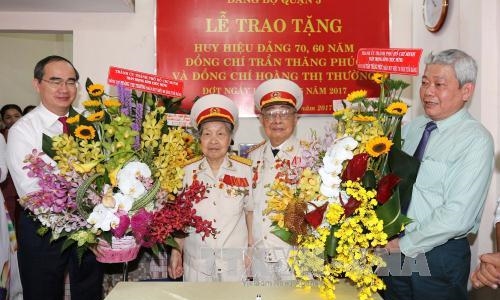 Bí thư Thành ủy Thành phố Hồ Chí Minh trao Huy hiệu cho Đảng viên lão thành